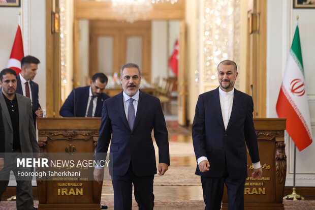 حسین امیر عبداللهیان، وزیر امور خارجه ایران و هاکان فیدان، وزیر امور خارجه ترکیه پس از اتمام کنفرانس مطبوعاتی مشترک وزرای خارجه ایران و ترکیه در حال ترک محل کنفرانس خبری هستند