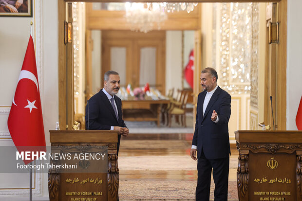 حسین امیر عبداللهیان، وزیر امور خارجه ایران و هاکان فیدان، وزیر امور خارجه ترکیه پس از اتمام کنفرانس مطبوعاتی مشترک وزرای خارجه ایران و ترکیه در حال ترک محل کنفرانس خبری هستند