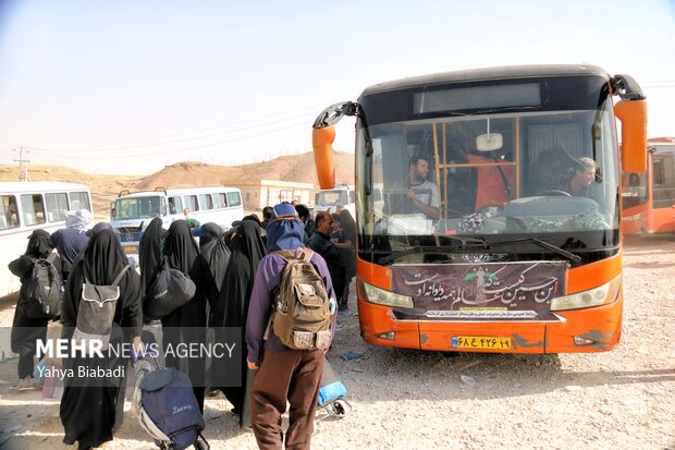 خدمترسانی رایگان اتوبوسهای ایرانی در مرز منذریه عراق خدمترسانی رایگان اتوبوسهای ایرانی در مرز منذریه عراق