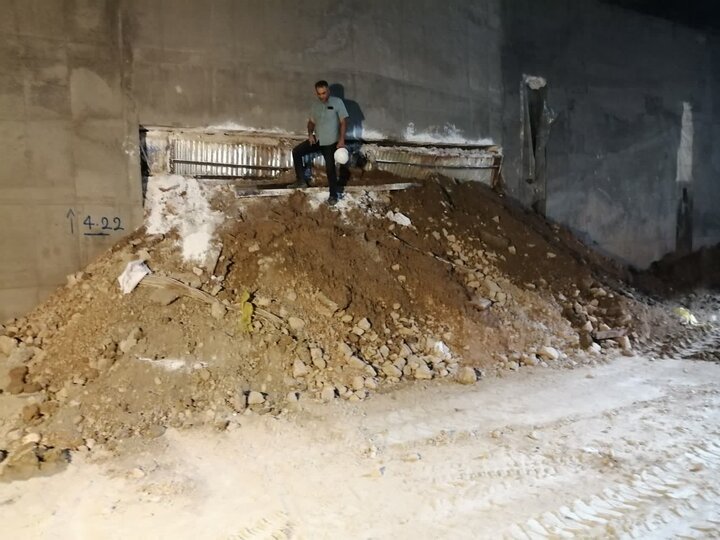 نشت گل حفاری به منازل و مغازههای خیابان نشاط اصفهان پاکسازی شد