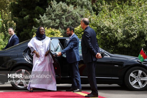 وزير الخارجية الإيراني يستقبل وزيرة خارجية بوركينا فاسو