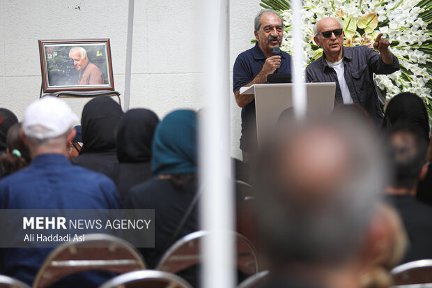 تورج منصوری در مراسم تشییع مرتضی پورصمدی حضور دارد