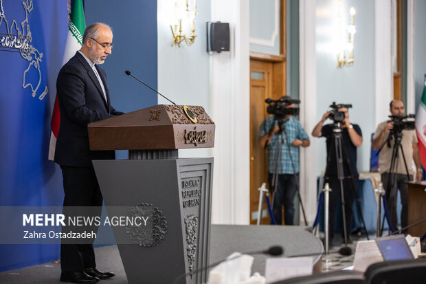  ناصر کنعانی سخنگویی امور خارجه در نشست خبری در حال پاسخگویی به سوالات خبرنگاران است