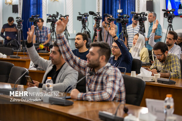  ناصر کنعانی سخنگویی امور خارجه در نشست خبری در حال پاسخگویی به سوالات خبرنگاران است