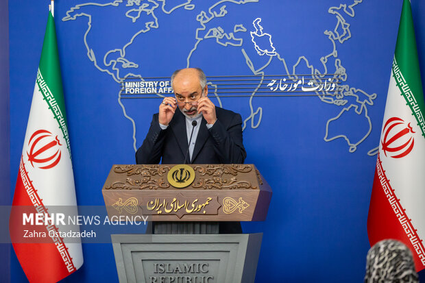  ناصر کنعانی سخنگویی امور خارجه در نشست خبری در حال پاسخگویی به سوالات خبرنگاران است