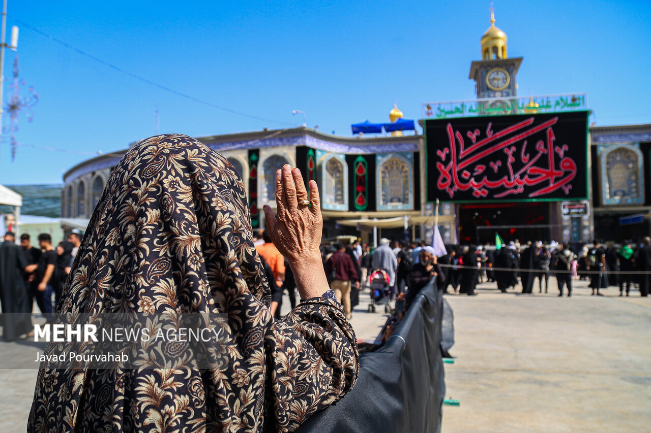 ورود هیئات مذهبی اصفهان به امامزاده شاه کرم در ظهر اربعین