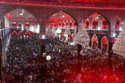 حضور هیات و مواکب عراقی در حرم امام‌حسین(ع) در شب اربعین