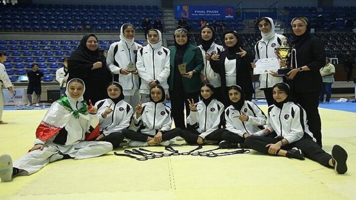 منتخب التايكوندو للفتيات المراهقات الإيرانيات يحرز بطولة آسيا