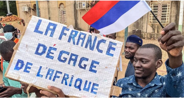 جشن و شادی شهروندان نیجر بمناسبت خروج سفیر فرانسه