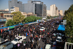حشود غفیرة تشارك في مسيرة الاربعين بطهران+ صور