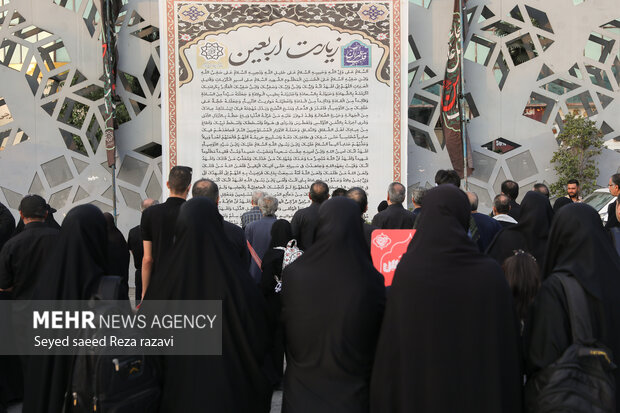 مراسم راهپیمایی جاماندگان اربعین حسینی در تهران صبح امروز چهارشنبه ۱۵ شهریور ۱۴۰۲ مصادف با اربعین حسینی (ع) از میدان امام حسین (ع) به سمت حرم عبدالعظیم حسنی (ع) با حضور عزاداران و عاشقان اهل بیت (ع) در حال برگزاری است