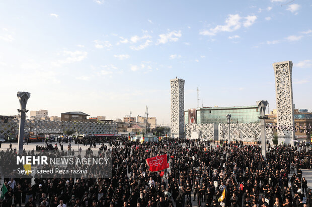 مراسم راهپیمایی جاماندگان اربعین حسینی در تهران صبح امروز چهارشنبه ۱۵ شهریور ۱۴۰۲ مصادف با اربعین حسینی (ع) از میدان امام حسین (ع) به سمت حرم عبدالعظیم حسنی (ع) با حضور عزاداران و عاشقان اهل بیت (ع) در حال برگزاری است