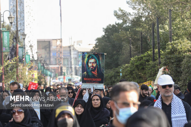 مراسم راهپیمایی جاماندگان اربعین حسینی در تهران صبح امروز چهارشنبه ۱۵ شهریور ۱۴۰۲ مصادف با اربعین حسینی (ع) از میدان امام حسین (ع) به سمت حرم عبدالعظیم حسنی (ع) با حضور عزاداران و عاشقان اهل بیت (ع) در حال برگزاری است