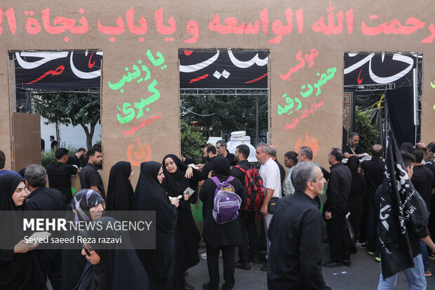 مراسم راهپیمایی جاماندگان اربعین حسینی در تهران صبح امروز چهارشنبه ۱۵ شهریور ۱۴۰۲ مصادف با اربعین حسینی (ع) از میدان امام حسین (ع) به سمت حرم عبدالعظیم حسنی (ع) با حضور عزاداران و عاشقان اهل بیت (ع) در حال برگزاری است