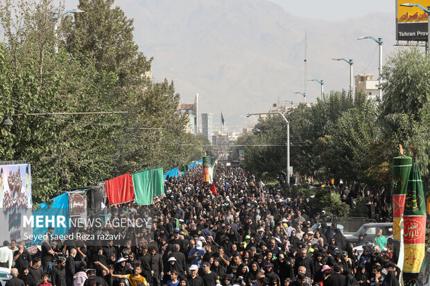 مراسم راهپیمایی جاماندگان اربعین حسینی در تهران صبح امروز چهارشنبه ۱۵ شهریور ۱۴۰۲ مصادف با اربعین حسینی (ع) از میدان امام حسین (ع) به سمت حرم عبدالعظیم حسنی (ع) با حضور عزاداران و عاشقان اهل بیت (ع) در حال برگزاری است