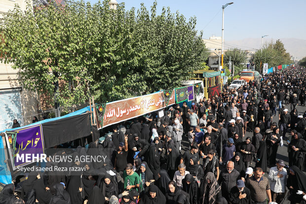 مراسم راهپیمایی جاماندگان اربعین حسینی در تهران صبح امروز چهارشنبه ۱۵ شهریور ۱۴۰۲ مصادف با اربعین حسینی (ع) از میدان امام حسین (ع) به سمت حرم عبدالعظیم حسنی (ع) با حضور عزاداران و عاشقان اهل بیت (ع) در حال برگزاری است