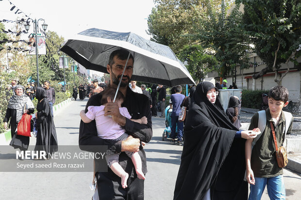 مراسم راهپیمایی جاماندگان اربعین حسینی در تهران صبح امروز چهارشنبه ۱۵ شهریور ۱۴۰۲ مصادف با اربعین حسینی (ع) از میدان امام حسین (ع) به سمت حرم عبدالعظیم حسنی (ع) با حضور عزاداران و عاشقان اهل بیت (ع) در حال برگزاری است