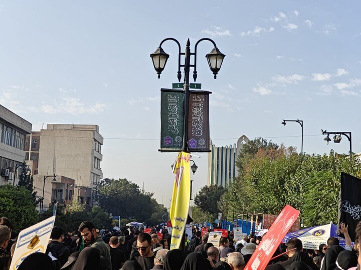 حشود غفیرة تشارک مسيرة الاربعين في طهران+ صور
