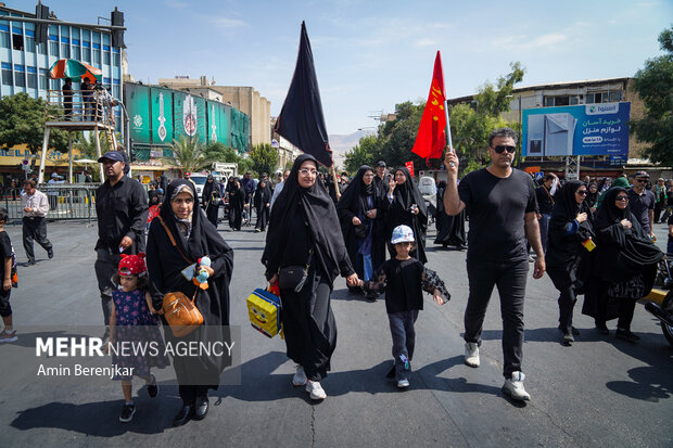 راهپیمایی دلدادگان اربعین حسینی در شیراز