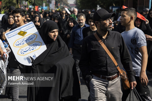 مراسم راهپیمایی جاماندگان اربعین حسینی در تهران صبح روز چهارشنبه ۱۵ شهریور ۱۴۰۲ مصادف با اربعین حسینی (ع) از میدان امام حسین (ع) به سمت حرم عبدالعظیم حسنی (ع) با حضور عزاداران و عاشقان اهل بیت (ع) برگزار شد