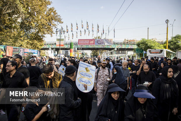 مراسم راهپیمایی جاماندگان اربعین حسینی در تهران صبح روز چهارشنبه ۱۵ شهریور ۱۴۰۲ مصادف با اربعین حسینی (ع) از میدان امام حسین (ع) به سمت حرم عبدالعظیم حسنی (ع) با حضور عزاداران و عاشقان اهل بیت (ع) برگزار شد