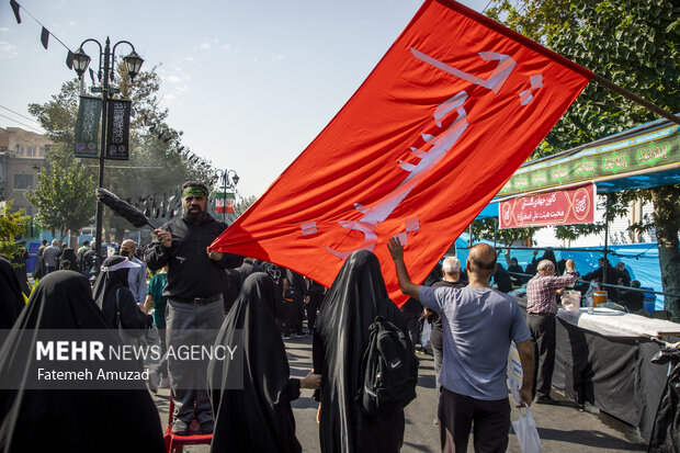 مراسم راهپیمایی جاماندگان اربعین حسینی در تهران صبح روز چهارشنبه ۱۵ شهریور ۱۴۰۲ مصادف با اربعین حسینی (ع) از میدان امام حسین (ع) به سمت حرم عبدالعظیم حسنی (ع) با حضور عزاداران و عاشقان اهل بیت (ع) برگزار شد