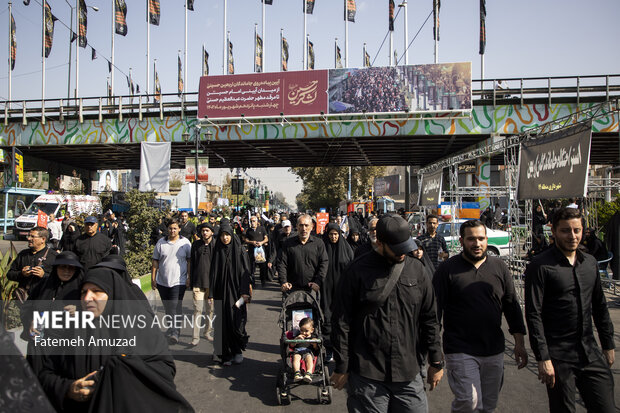 مراسم راهپیمایی جاماندگان اربعین حسینی در تهران صبح روز چهارشنبه ۱۵ شهریور ۱۴۰۲ مصادف با اربعین حسینی (ع) از میدان امام حسین (ع) به سمت حرم عبدالعظیم حسنی (ع) با حضور عزاداران و عاشقان اهل بیت (ع) برگزار شد