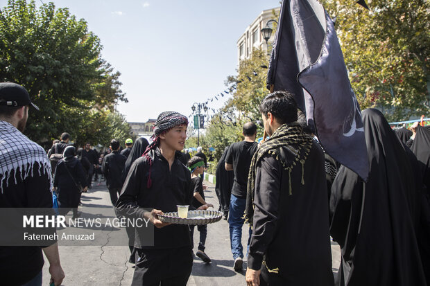 مراسم راهپیمایی جاماندگان اربعین حسینی در تهران صبح روز چهارشنبه ۱۵ شهریور ۱۴۰۲ مصادف با اربعین حسینی (ع) از میدان امام حسین (ع) به سمت حرم عبدالعظیم حسنی (ع) با حضور عزاداران و عاشقان اهل بیت (ع) برگزار شد