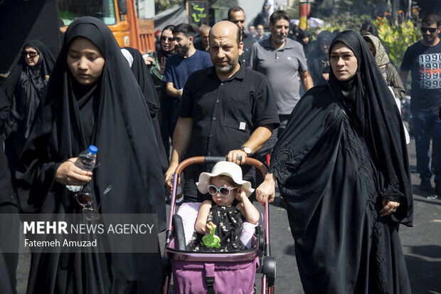 مراسم راهپیمایی جاماندگان اربعین حسینی در تهران صبح روز چهارشنبه ۱۵ شهریور ۱۴۰۲ مصادف با اربعین حسینی (ع) از میدان امام حسین (ع) به سمت حرم عبدالعظیم حسنی (ع) با حضور عزاداران و عاشقان اهل بیت (ع) برگزار شد