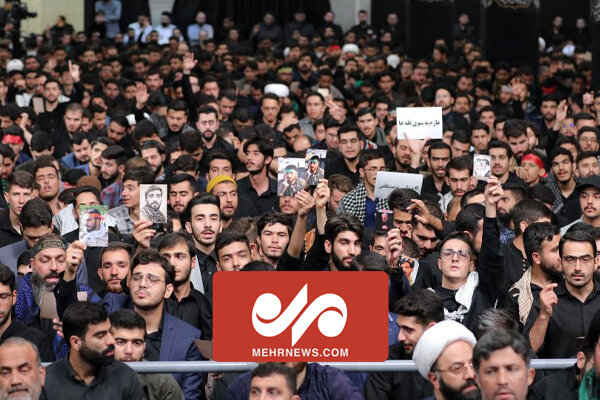 همخوانی سرود در ابتدای مراسم عزاداری اربعین دانشجویان همخوانی سرود در ابتدای مراسم عزاداری اربعین دانشجویان