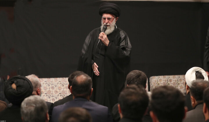 قائد الثورة الإسلامیة: اذا صمدتم ستصلون الى القمة