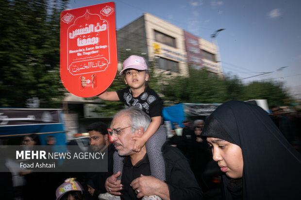 مراسم راهپیمایی جاماندگان اربعین حسینی در تهران روز چهارشنبه مصادف با اربعین حسینی (ع) از میدان امام حسین (ع) به سمت حرم عبدالعظیم حسنی (ع) با حضور عزاداران و عاشقان اهل بیت (ع) برگزار شد.