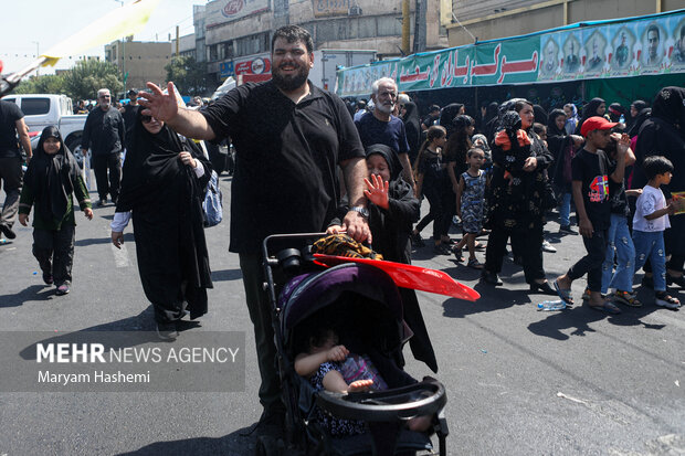 مراسم راهپیمایی جاماندگان اربعین حسینی در تهران صبح روز چهارشنبه ۱۵ شهریور ۱۴۰۲ مصادف با اربعین حسینی (ع) از میدان امام حسین (ع) به سمت حرم عبدالعظیم حسنی (ع) با حضور عزاداران و عاشقان اهل بیت (ع) برگزار شد