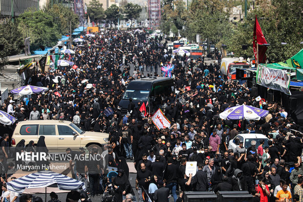 مراسم راهپیمایی جاماندگان اربعین حسینی در تهران صبح روز چهارشنبه ۱۵ شهریور ۱۴۰۲ مصادف با اربعین حسینی (ع) از میدان امام حسین (ع) به سمت حرم عبدالعظیم حسنی (ع) با حضور عزاداران و عاشقان اهل بیت (ع) برگزار شد