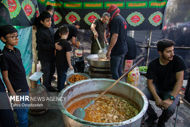 مراسم راهپیمایی جاماندگان اربعین حسینی در تهران صبح روز چهارشنبه ۱۵ شهریور ۱۴۰۲ مصادف با اربعین حسینی (ع) از میدان امام حسین (ع) به سمت حرم عبدالعظیم حسنی (ع) با حضور عزاداران و عاشقان اهل بیت (ع) برگزار شد