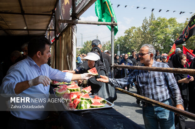 مراسم راهپیمایی جاماندگان اربعین حسینی در تهران صبح روز چهارشنبه ۱۵ شهریور ۱۴۰۲ مصادف با اربعین حسینی (ع) از میدان امام حسین (ع) به سمت حرم عبدالعظیم حسنی (ع) با حضور عزاداران و عاشقان اهل بیت (ع) برگزار شد