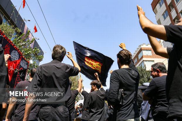 مراسم راهپیمایی جاماندگان اربعین حسینی در تهران صبح روز چهارشنبه ۱۵ شهریور ۱۴۰۲ مصادف با اربعین حسینی (ع) از میدان امام حسین (ع) به سمت حرم عبدالعظیم حسنی (ع) با حضور عزاداران و عاشقان اهل بیت (ع) برگزار شد