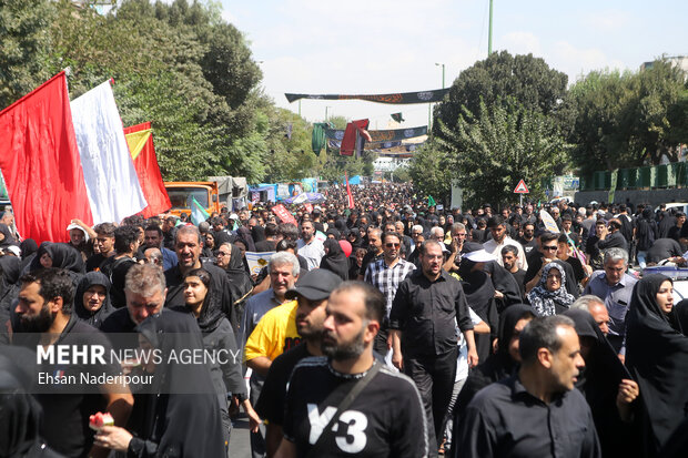 مراسم راهپیمایی جاماندگان اربعین حسینی در تهران صبح روز چهارشنبه ۱۵ شهریور ۱۴۰۲ مصادف با اربعین حسینی (ع) از میدان امام حسین (ع) به سمت حرم عبدالعظیم حسنی (ع) با حضور عزاداران و عاشقان اهل بیت (ع) برگزار شد