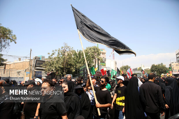 مراسم راهپیمایی جاماندگان اربعین حسینی در تهران صبح روز چهارشنبه ۱۵ شهریور ۱۴۰۲ مصادف با اربعین حسینی (ع) از میدان امام حسین (ع) به سمت حرم عبدالعظیم حسنی (ع) با حضور عزاداران و عاشقان اهل بیت (ع) برگزار شد