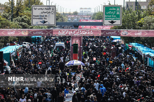 مراسم راهپیمایی جاماندگان اربعین حسینی در تهران صبح روز چهارشنبه ۱۵ شهریور ۱۴۰۲ مصادف با اربعین حسینی (ع) از میدان امام حسین (ع) به سمت حرم عبدالعظیم حسنی (ع) با حضور عزاداران و عاشقان اهل بیت (ع) برگزار شد