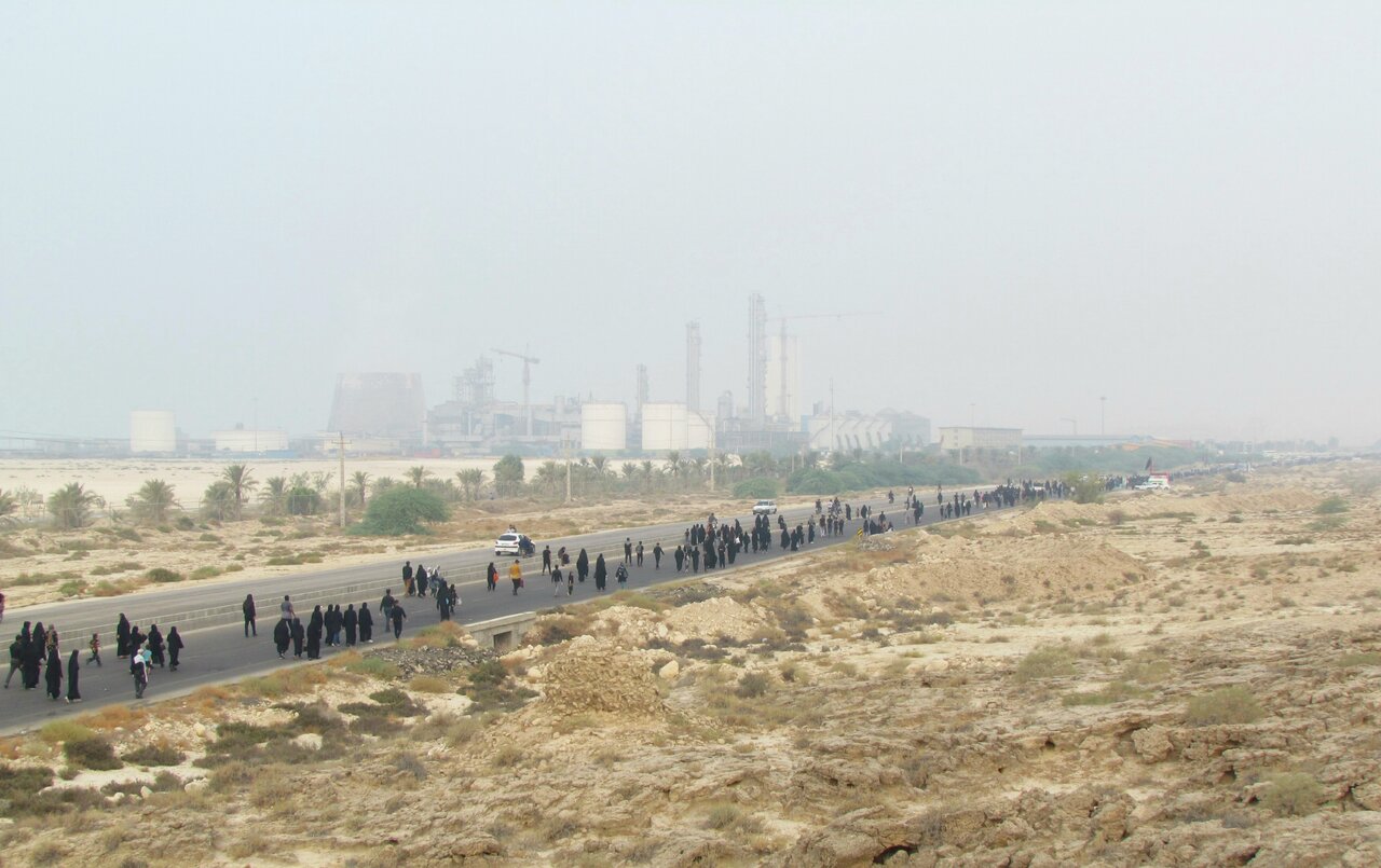 پیادهروی اربعین در «دیر»/ گرما مانع حضور جاماندگان از قافله نشد