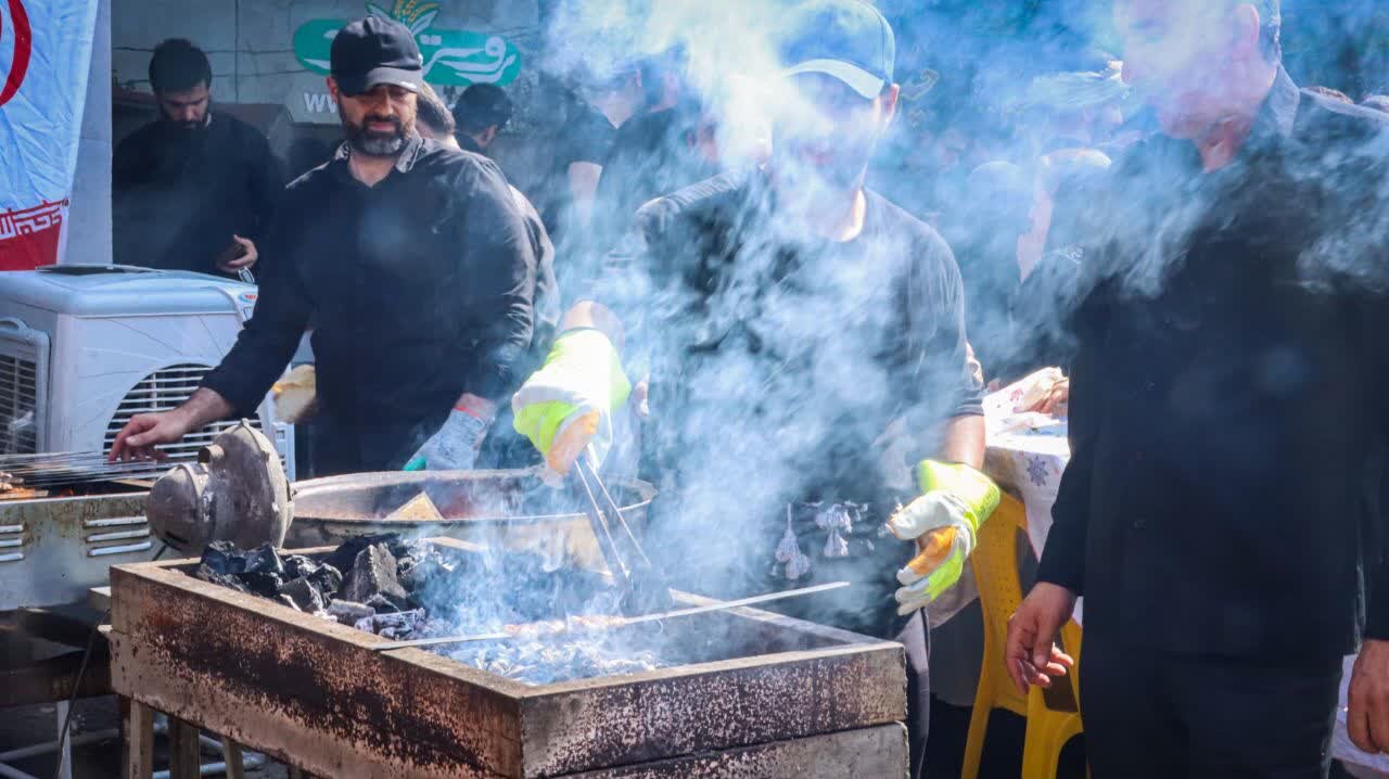 پذیرایی موکب هیئت رزمندگان لاهیجان از عاشقان حسینی 