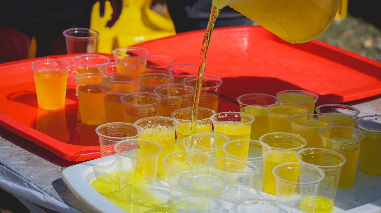 پذیرایی موکب هیئت رزمندگان لاهیجان از عاشقان حسینی