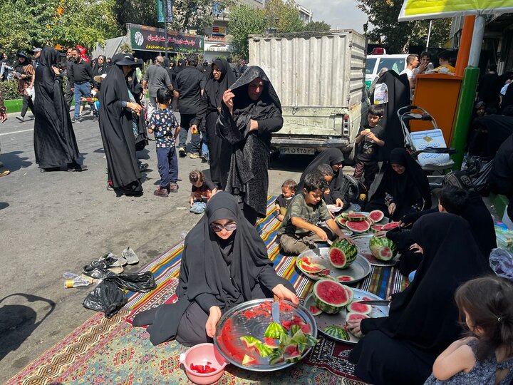 مغازه‌ای که هر سال موکب می‌شود/ ما هنوز، یک ذره هم عاشق نیستیم!