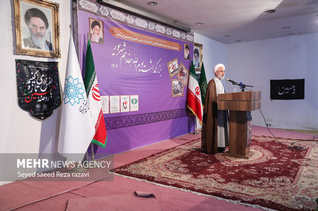  حجت‌الاسلام محمد موحدی آزاد دادستان کل کشور در حال سخنرانی در مراسم بزرگداشت سالگرد شهدای هفدهم شهریور در تهران است