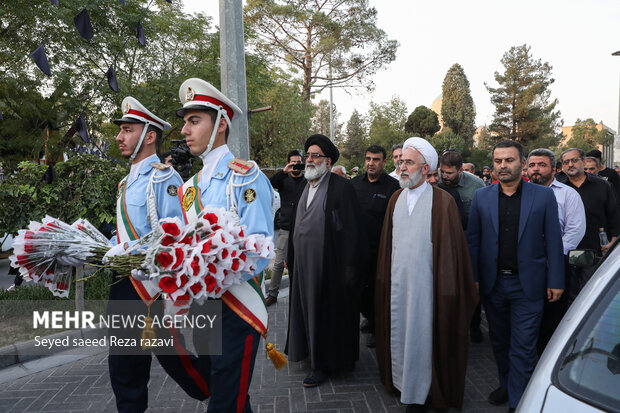 مراسم بزرگداشت سالگرد شهدای هفدهم شهریور در تهران و با ادای احترام و عطرافشانی و گلباران مزار شهدای قیام یوم الله هفدهم شهریور بهشت زهرا «سلام الله علیها» بعدازظهر امروز پنج شنبه ۱۶ شهریور ماه ۱۴۰۲ با حضور حجت‌الاسلام محمد موحدی آزاد دادستان کل کشور و خانواده‌های شهدا و ایثارگران در بهشت زهرا «سلام الله علیها» برگزار شد