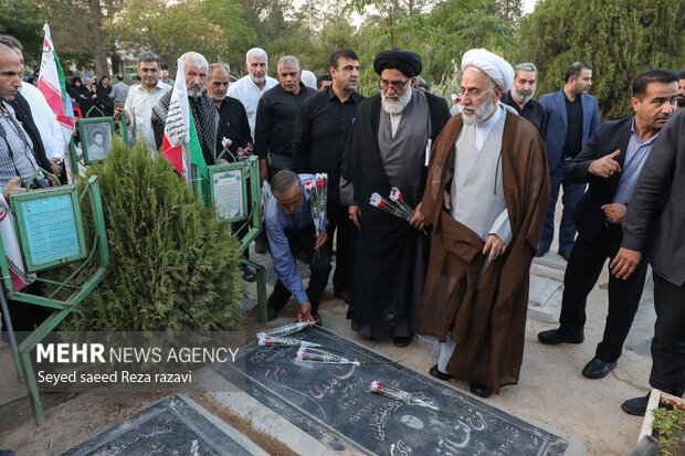 مراسم بزرگداشت سالگرد شهدای هفدهم شهریور در تهران و با ادای احترام و عطرافشانی و گلباران مزار شهدای قیام یوم الله هفدهم شهریور بهشت زهرا «سلام الله علیها» بعدازظهر امروز پنج شنبه ۱۶ شهریور ماه ۱۴۰۲ با حضور حجت‌الاسلام محمد موحدی آزاد دادستان کل کشور و خانواده‌های شهدا و ایثارگران در بهشت زهرا «سلام الله علیها» برگزار شد