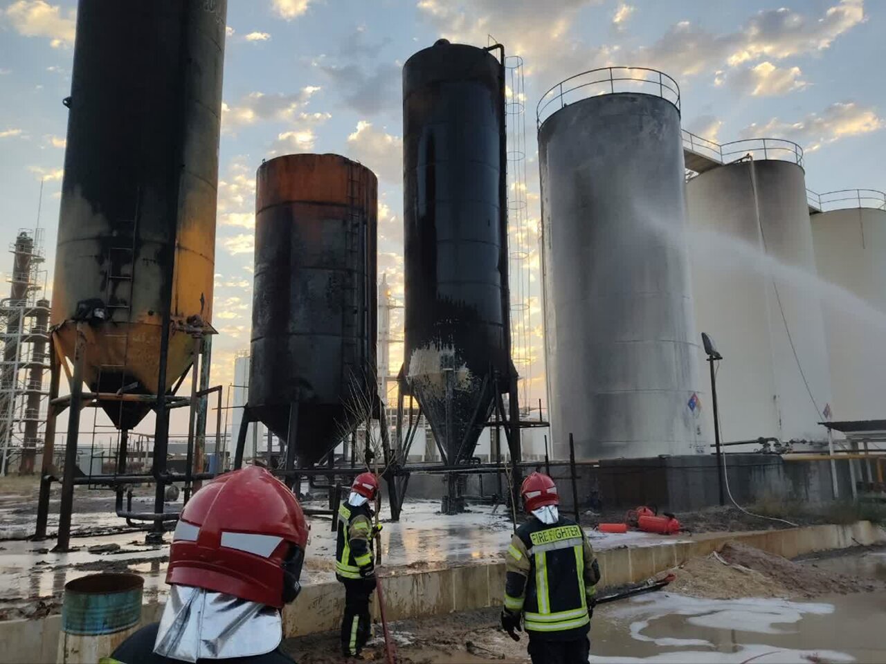 آتش‌سوزی مخازن یک واحد پالایش میعانات نفتی در آشتیان کنترل شد 