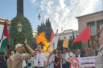 مراکشی‌ها پرچم رژیم صهیونیستی را آتش زدند+فیلم