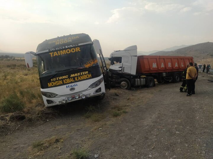یک کشته در تصادف تریلی با اتوبوس در جاده شیراز -سروستان